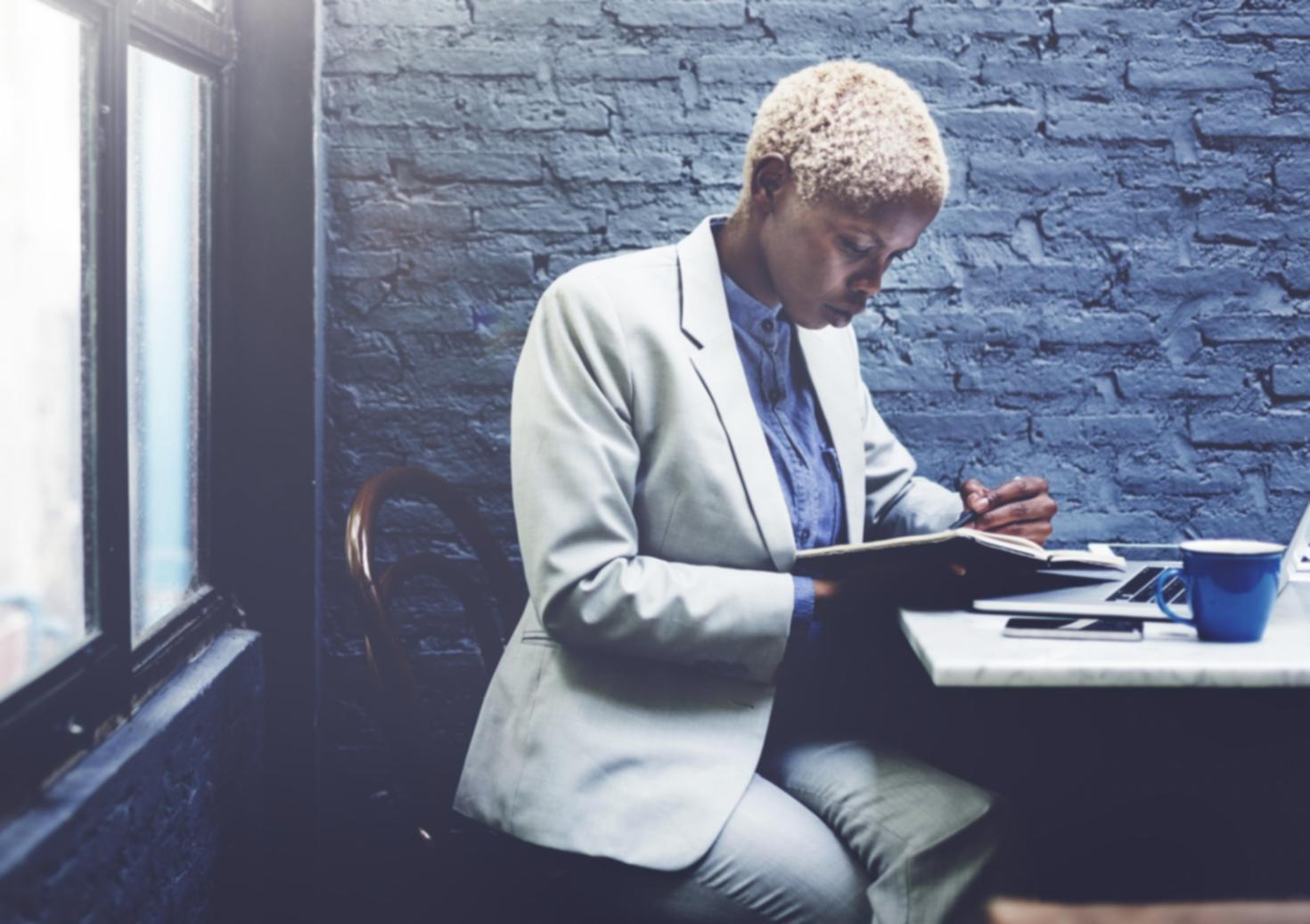Diverse Gruppe von erfahrenen Schreibdozenten