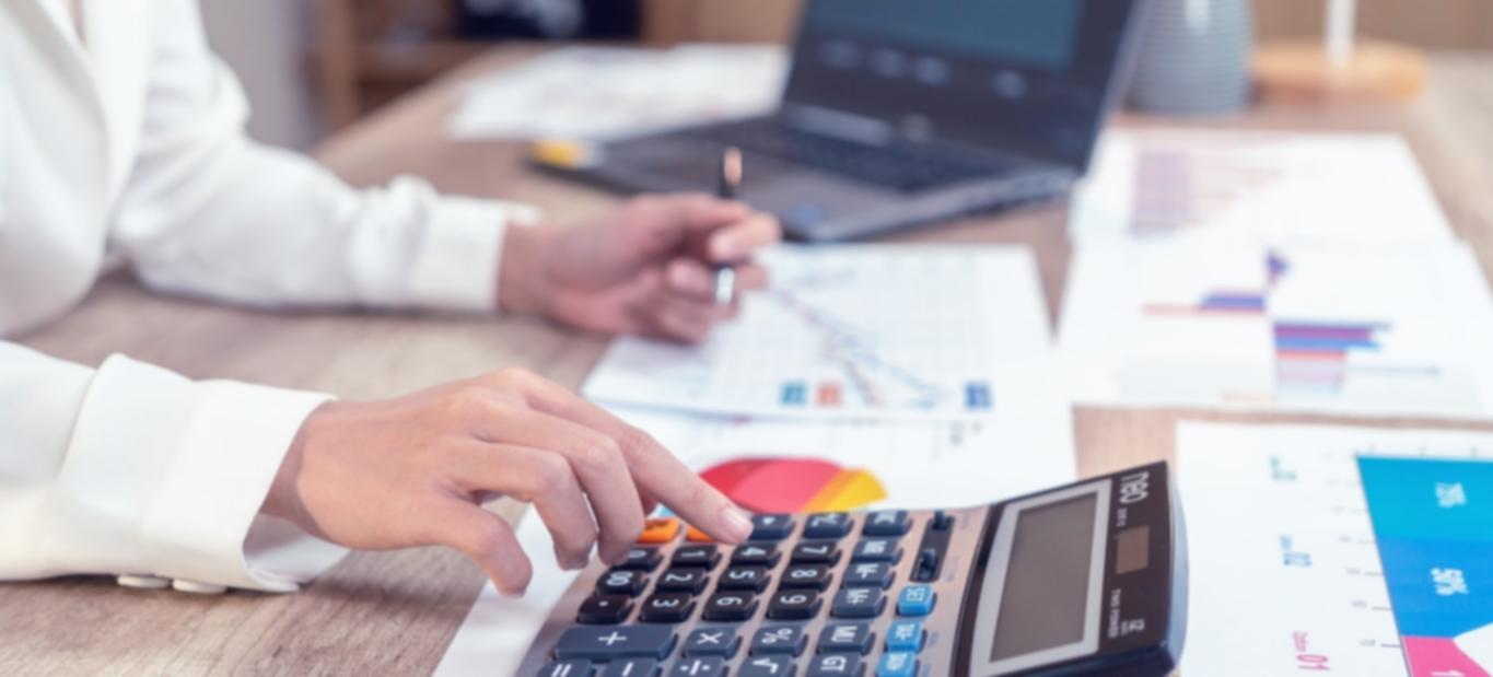 Teilnehmer arbeiten konzentriert an ihren Romanprojekten während eines interaktiven Webinars